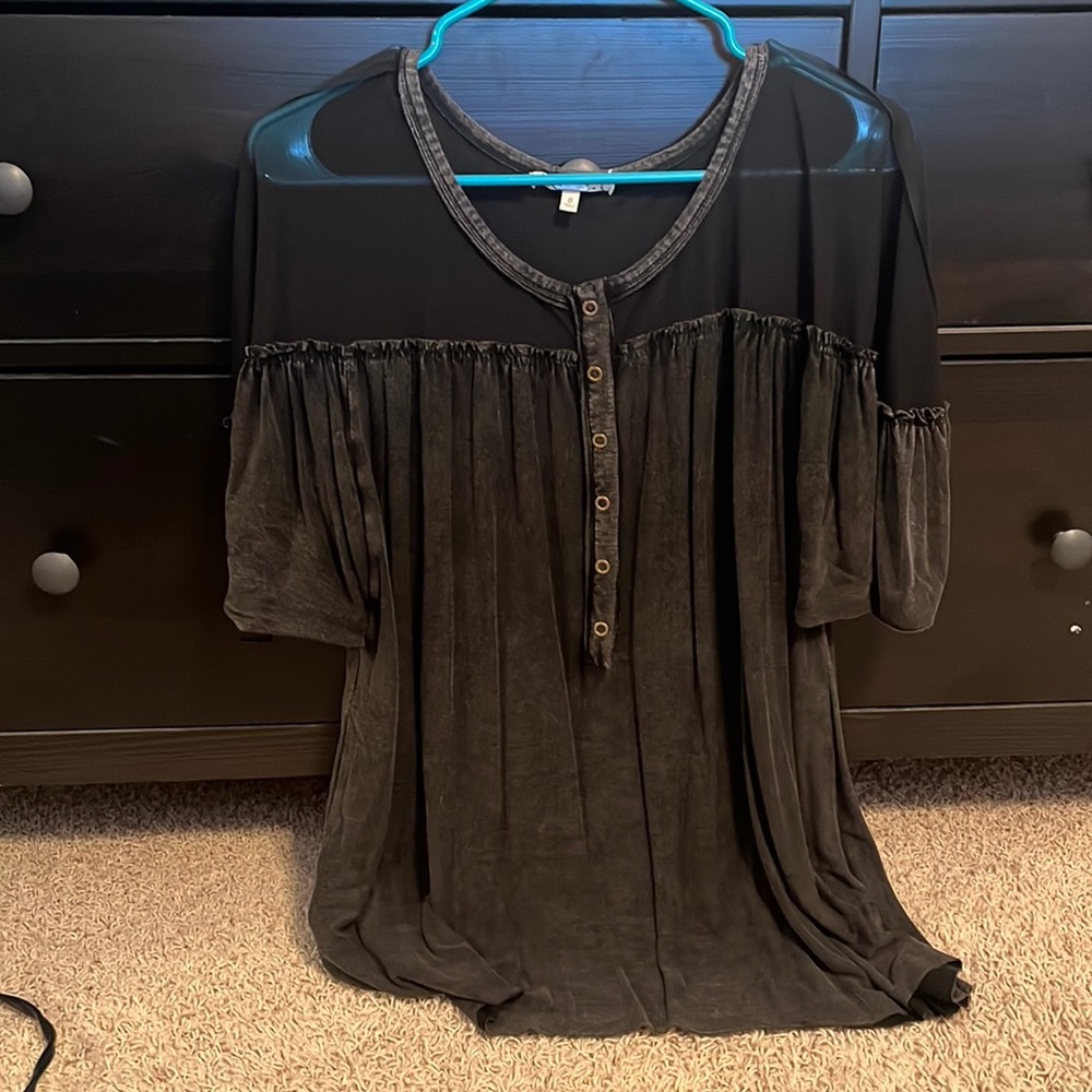 Short sleeve flowy blouse from the Buckle